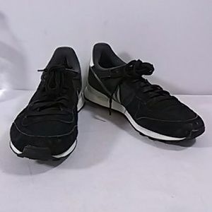 Nike Internationalist Black & White Lace Sneakers